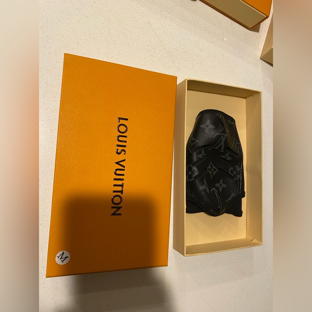 Black mask / brand new / with box /bag
